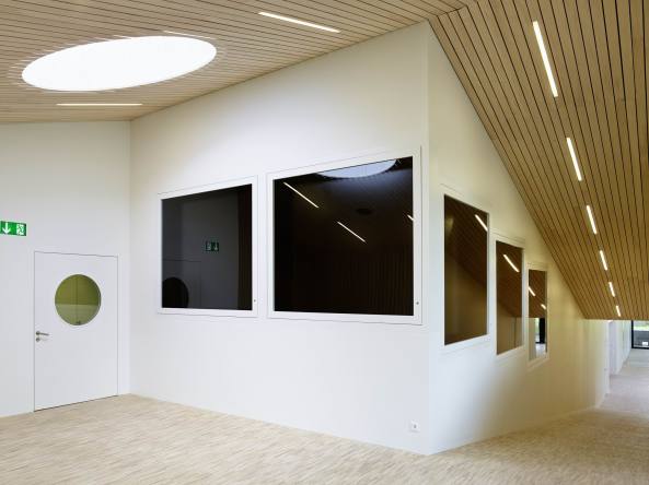 Bestandserweiterung; Bauen im Bestand; Erweiterungsbau; Frei + Saarinen Architekten; Zrich; Dreifachsporthalle; 70er Jahre; Chliriehalle; Gemeindesaal; Kopfbau; Foyer; Oberglatt; Martin Saarinen; Hannes Henz