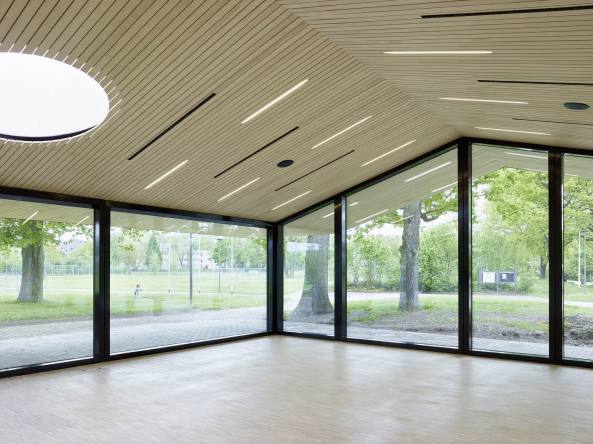 Bestandserweiterung; Bauen im Bestand; Erweiterungsbau; Frei + Saarinen Architekten; Zrich; Dreifachsporthalle; 70er Jahre; Chliriehalle; Gemeindesaal; Kopfbau; Foyer; Oberglatt; Martin Saarinen; Hannes Henz