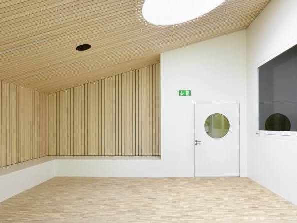 Bestandserweiterung; Bauen im Bestand; Erweiterungsbau; Frei + Saarinen Architekten; Zrich; Dreifachsporthalle; 70er Jahre; Chliriehalle; Gemeindesaal; Kopfbau; Foyer; Oberglatt; Martin Saarinen; Hannes Henz