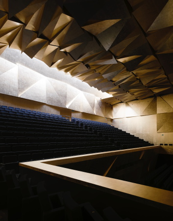 Philharmonie, Stettin, Sczeczin, Barozzi Veiga, philharmony, music theatre, architecture in poland, Architektur in Polen, Simon Menges, Radek Kurzaj, construction site, concert hall, Konzerthaus in Stettin, Lichtbox, Konzertsaal, Philharmonie, Glas, Treppe, Kammermusiksaal, Black Box, zweischalige Glasfassade, Fabrizio Barozzi , Alberto Veiga, PHILHARMONIC HALL, Szcecin, Poland, STUDIO A4, Accoustics, Akustik, Baunetz, uncube, Konzert, Musik, Fassade
