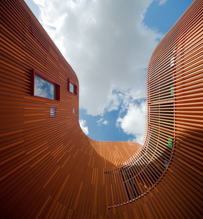 COBE, Kopenhagen, Dnemark, Kindergarten, Kurven, Ziegelstein, brick, begrntes Dach, green roof, Fassade, facade, Zaun, Dachgarten, roof garden, Nachhaltigkeit