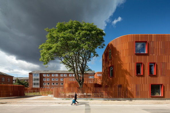 COBE, Kopenhagen, Dnemark, Kindergarten, Kurven, Ziegelstein, brick, begrntes Dach, green roof, Fassade, facade, Zaun, Dachgarten, roof garden, Nachhaltigkeit