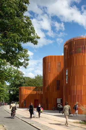 COBE, Kopenhagen, Dnemark, Kindergarten, Kurven, Ziegelstein, brick, begrntes Dach, green roof, Fassade, facade, Zaun, Dachgarten, roof garden, Nachhaltigkeit