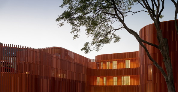 COBE, Kopenhagen, D�nemark, Kindergarten, Kurven, Ziegelstein, brick, begr�ntes Dach, green roof, Fassade, facade, Zaun, Dachgarten, roof garden, Nachhaltigkeit