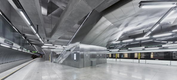 U-Bahn-Station, Subway station, Stationen, U-Bahn, Verkehrsbau, Beton, Konstruktion, Budapest, Tiefbau, Zug, Wagen, Raster, Mosaik, Dekonstruktivismus, Neubau, ffentlicher Nahverkehr, M4, sporaarchitects, Stahlbeton, Fővm tr trkp, Tibor Dkny, Sndor Finta, dm Hatvani, Orsolya Vadsz, Zsuzsa Balogh, Attila Korompay project architects, Bence Vrhidi, Nomi Soltsz, Andrs Jnosi, Dina Molnr, Bauen im Untergrund, Kroly Stefk,