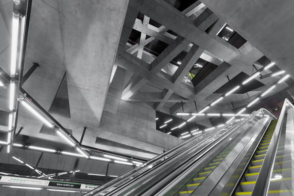 U-Bahn-Station, Subway station, Stationen, U-Bahn, Verkehrsbau, Beton, Konstruktion, Budapest, Tiefbau, Zug, Wagen, Raster, Mosaik, Dekonstruktivismus, Neubau, ffentlicher Nahverkehr, M4, sporaarchitects, Stahlbeton, Fővm tr trkp, Tibor Dkny, Sndor Finta, dm Hatvani, Orsolya Vadsz, Zsuzsa Balogh, Attila Korompay project architects, Bence Vrhidi, Nomi Soltsz, Andrs Jnosi, Dina Molnr, Bauen im Untergrund, Kroly Stefk,