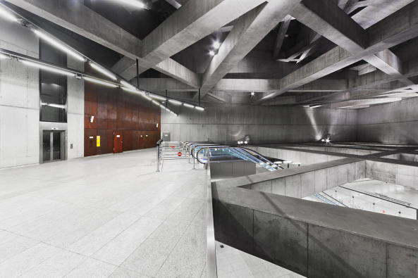 U-Bahn-Station, Subway station, Stationen, U-Bahn, Verkehrsbau, Beton, Konstruktion, Budapest, Tiefbau, Zug, Wagen, Raster, Mosaik, Dekonstruktivismus, Neubau, ffentlicher Nahverkehr, M4, sporaarchitects, Stahlbeton, Fővm tr trkp, Tibor Dkny, Sndor Finta, dm Hatvani, Orsolya Vadsz, Zsuzsa Balogh, Attila Korompay project architects, Bence Vrhidi, Nomi Soltsz, Andrs Jnosi, Dina Molnr, Bauen im Untergrund, Kroly Stefk,