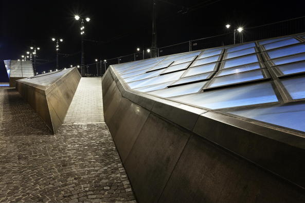 U-Bahn-Station, Subway station, Stationen, U-Bahn, Verkehrsbau, Beton, Konstruktion, Budapest, Tiefbau, Zug, Wagen, Raster, Mosaik, Dekonstruktivismus, Neubau, ffentlicher Nahverkehr, M4, sporaarchitects, Stahlbeton, Fővm tr trkp, Tibor Dkny, Sndor Finta, dm Hatvani, Orsolya Vadsz, Zsuzsa Balogh, Attila Korompay project architects, Bence Vrhidi, Nomi Soltsz, Andrs Jnosi, Dina Molnr, Bauen im Untergrund, Kroly Stefk,