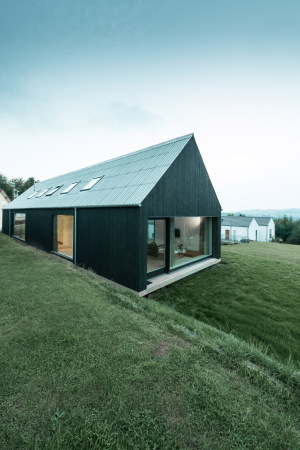 Neubau; Wohnhaus; Saarland; Ortsrand; Bayer & Strobel Architekten; Holzhaus; Holzrahmenbauweise; Faserzement-Wellplatten; landwirtschaftliches Bauen; Woodframehouse; Wood; Architecture; Ottweiler;