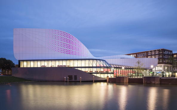 UN Studio, Municipality of Spijkenisse, Niederlande, Dutch, Netherlands, Theater, Theaterbau, Neubau, Ben van Berkel, Arup, Amsterdam, Rotterdam, niederlndische architektur, Blob, modern architecture, Caroline Bos, Ben van Berkel, Gerard Loozekoot with Jacques van Wijk and Hans Kooij, Lars Nixdorff, Thomas Harms, Gustav Fagerstrom, Ramon van der Heijden Tatjana Gorbachewskaja, Jesca de Vries, Wesley Lanckriet, Maud van Hees, Benjamin Moore, Henk van Schuppen, Philipp Mecke, Colette Parras, Daniela Hake, Mazin Orfali and Selim Ahmad, Dekonstruktivismus, Farbe