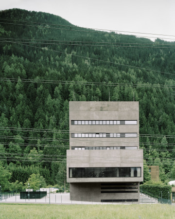 Bechter Zaffignani Architekten, sterreich, Tirol, Silz, TIWAG, Tiroler Wasserkraft AG, Wettbewerb Neubau KWB, KWB, Beton, Solitrbau, Turbinenhaus, Energie, Windkraft, metallischer Werkstoff, Erz, Besucherzentrum, Edelstahl, Fundament, Erdbeben, Transparenz, Kraftwerk