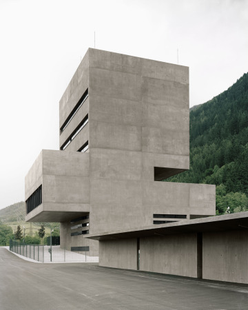 Bechter Zaffignani Architekten, sterreich, Tirol, Silz, TIWAG, Tiroler Wasserkraft AG, Wettbewerb Neubau KWB, KWB, Beton, Solitrbau, Turbinenhaus, Energie, Windkraft, metallischer Werkstoff, Erz, Besucherzentrum, Edelstahl, Fundament, Erdbeben, Transparenz, Kraftwerk