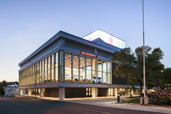 ALA Architects; Tuomas Uusheimo; Kuopio City Theatre; Theater; Umbau; Sanierung; Erweiterungsbau; Erg�nzungsbau; geknitterte Fassade; faltige Fassade; Faserbeton; Betonpaneele; l�wengelb; Finnland; Architektur;