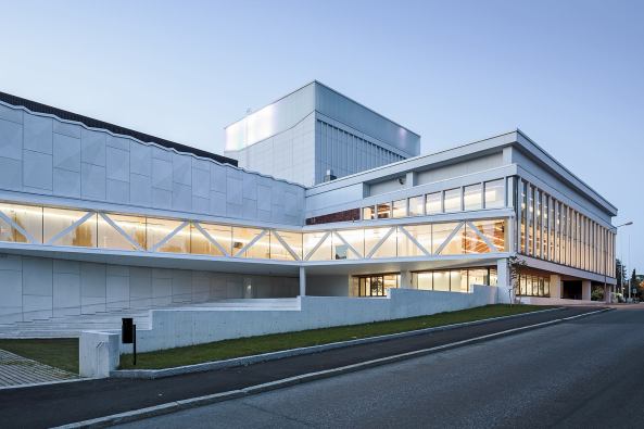 ALA Architects; Tuomas Uusheimo; Kuopio City Theatre; Theater; Umbau; Sanierung; Erweiterungsbau; Erg�nzungsbau; geknitterte Fassade; faltige Fassade; Faserbeton; Betonpaneele; l�wengelb; Finnland; Architektur;