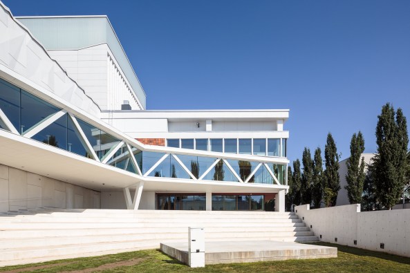 ALA Architects; Tuomas Uusheimo; Kuopio City Theatre; Theater; Umbau; Sanierung; Erweiterungsbau; Erg�nzungsbau; geknitterte Fassade; faltige Fassade; Faserbeton; Betonpaneele; l�wengelb; Finnland; Architektur;