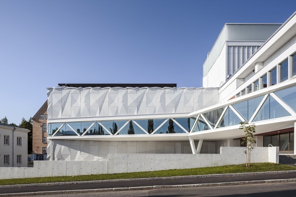 ALA Architects; Tuomas Uusheimo; Kuopio City Theatre; Theater; Umbau; Sanierung; Erweiterungsbau; Ergnzungsbau; geknitterte Fassade; faltige Fassade; Faserbeton; Betonpaneele; lwengelb; Finnland; Architektur;