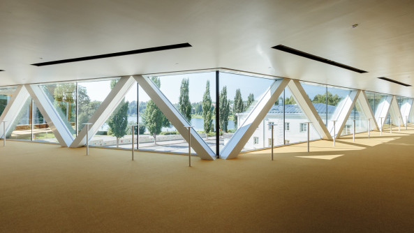 ALA Architects; Tuomas Uusheimo; Kuopio City Theatre; Theater; Umbau; Sanierung; Erweiterungsbau; Erg�nzungsbau; geknitterte Fassade; faltige Fassade; Faserbeton; Betonpaneele; l�wengelb; Finnland; Architektur;