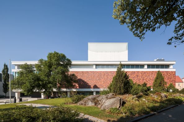 ALA Architects; Tuomas Uusheimo; Kuopio City Theatre; Theater; Umbau; Sanierung; Erweiterungsbau; Erg�nzungsbau; geknitterte Fassade; faltige Fassade; Faserbeton; Betonpaneele; l�wengelb; Finnland; Architektur;