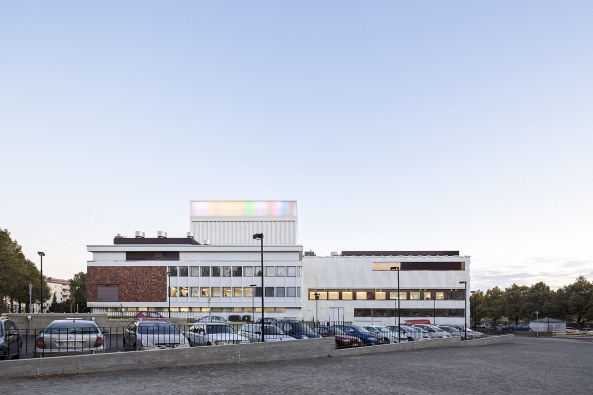 ALA Architects; Tuomas Uusheimo; Kuopio City Theatre; Theater; Umbau; Sanierung; Erweiterungsbau; Ergnzungsbau; geknitterte Fassade; faltige Fassade; Faserbeton; Betonpaneele; lwengelb; Finnland; Architektur;