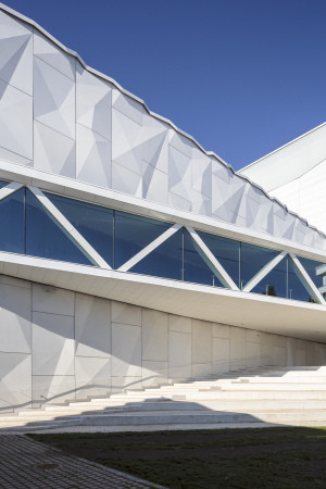 ALA Architects; Tuomas Uusheimo; Kuopio City Theatre; Theater; Umbau; Sanierung; Erweiterungsbau; Ergnzungsbau; geknitterte Fassade; faltige Fassade; Faserbeton; Betonpaneele; lwengelb; Finnland; Architektur;