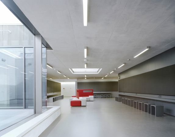 Hausmann Architekten GmbH, Mittelschule, Olching, Mnchen, Am Schwaigfeld, elementierte Aluminiumfassade, Sichtbeton, school, exposed concrete, aluminium panels, BauNetz, uncube