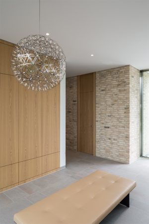 Bungalow; AHM Architekten; Arnsberg; Haus am Mhlenberg; Golfplatz; L-Form; Grundriss; Flachdach; Peter Neusser; Wasserstrichziegel; Eichenholz; Arnke Hntsch Mattmller