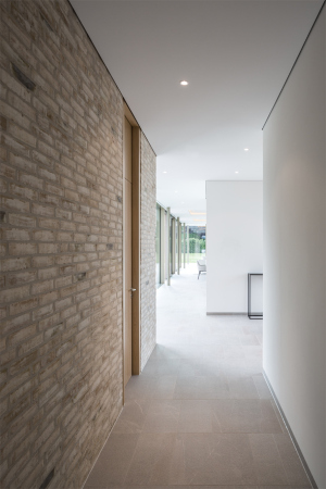 Bungalow; AHM Architekten; Arnsberg; Haus am Mhlenberg; Golfplatz; L-Form; Grundriss; Flachdach; Peter Neusser; Wasserstrichziegel; Eichenholz; Arnke Hntsch Mattmller