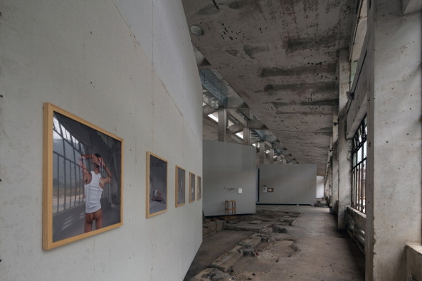 O-Office; China, Umnutzung; Fabrik; Fabrikggelnde; Kunst; Galerie; Honghua Dyeing Factory, Shenzhen; ID Town; Z Gallery; Stahlkontainer; Ausstellungsflche; Knstleraterliers; Dapeng; Architektur; Ruine; Fabrikruine; artist studios