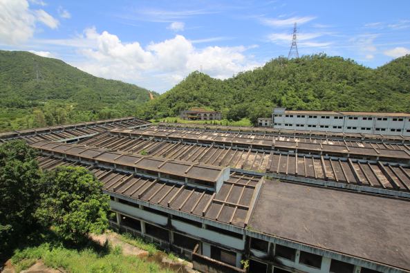 O-Office; China, Umnutzung; Fabrik; Fabrikggelnde; Kunst; Galerie; Honghua Dyeing Factory, Shenzhen; ID Town; Z Gallery; Stahlkontainer; Ausstellungsflche; Knstleraterliers; Dapeng; Architektur; Ruine; Fabrikruine; artist studios