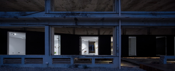 O-Office; China, Umnutzung; Fabrik; Fabrikggelnde; Kunst; Galerie; Honghua Dyeing Factory, Shenzhen; ID Town; Z Gallery; Stahlkontainer; Ausstellungsflche; Knstleraterliers; Dapeng; Architektur; Ruine; Fabrikruine; artist studios