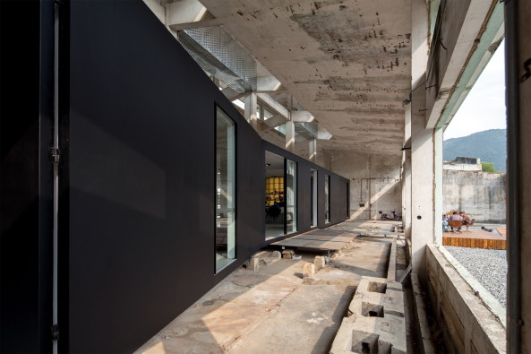 O-Office; China, Umnutzung; Fabrik; Fabrikggelnde; Kunst; Galerie; Honghua Dyeing Factory, Shenzhen; ID Town; Z Gallery; Stahlkontainer; Ausstellungsflche; Knstleraterliers; Dapeng; Architektur; Ruine; Fabrikruine; artist studios