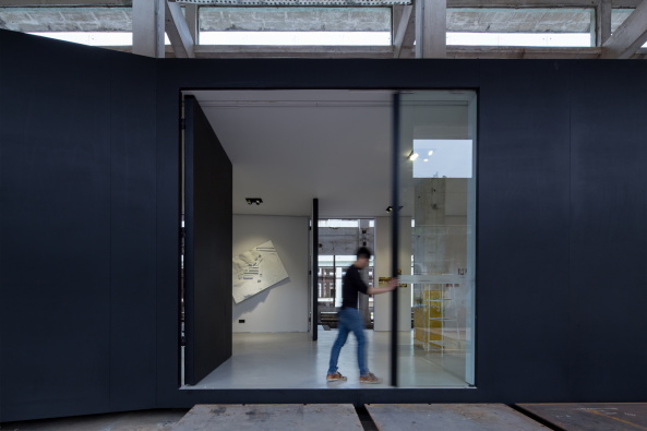 O-Office; China, Umnutzung; Fabrik; Fabrikggelnde; Kunst; Galerie; Honghua Dyeing Factory, Shenzhen; ID Town; Z Gallery; Stahlkontainer; Ausstellungsflche; Knstleraterliers; Dapeng; Architektur; Ruine; Fabrikruine; artist studios