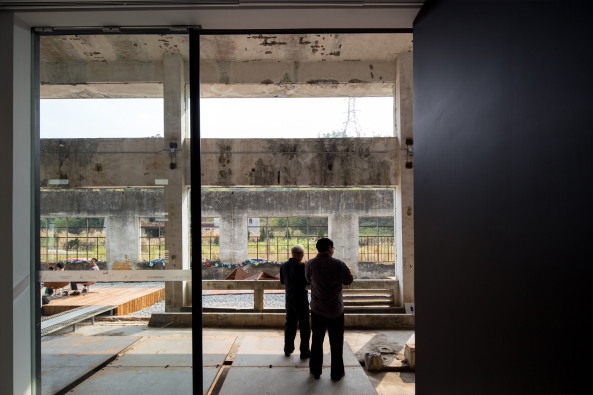 O-Office; China, Umnutzung; Fabrik; Fabrikggelnde; Kunst; Galerie; Honghua Dyeing Factory, Shenzhen; ID Town; Z Gallery; Stahlkontainer; Ausstellungsflche; Knstleraterliers; Dapeng; Architektur; Ruine; Fabrikruine; artist studios