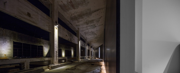 O-Office; China, Umnutzung; Fabrik; Fabrikggelnde; Kunst; Galerie; Honghua Dyeing Factory, Shenzhen; ID Town; Z Gallery; Stahlkontainer; Ausstellungsflche; Knstleraterliers; Dapeng; Architektur; Ruine; Fabrikruine; artist studios