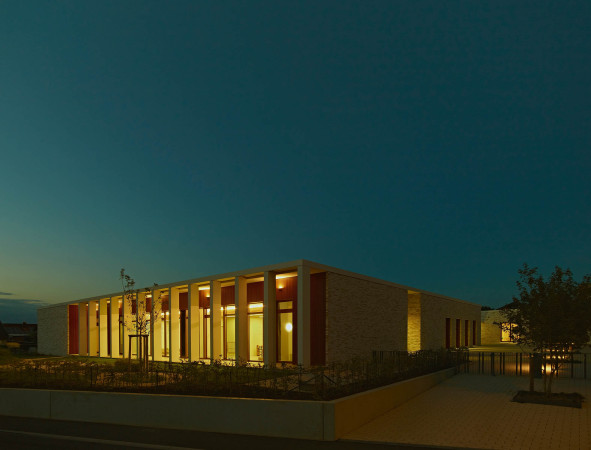 Kinderkrippe, Neckarwestheim, Ackermann Raff, Mensagebude, massive Bauweise, Klinker, Klinkerfassade, Beton, Douglasie-Holzfenster, Pergola, Weibeton-Fertigteile, Weibeton, Betonfertigteil, Holz, Holzlamellen, wood, concrete, facade, Lrche, Eiche, Parkett, Dachberstand, begrntes Dach, Raumakustik