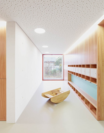 Kinderkrippe, Neckarwestheim, Ackermann Raff, Mensagebude, massive Bauweise, Klinker, Klinkerfassade, Beton, Douglasie-Holzfenster, Pergola, Weibeton-Fertigteile, Weibeton, Betonfertigteil, Holz, Holzlamellen, wood, concrete, facade, Lrche, Eiche, Parkett, Dachberstand, begrntes Dach, Raumakustik