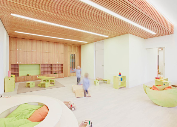 Kinderkrippe, Neckarwestheim, Ackermann Raff, Mensagebude, massive Bauweise, Klinker, Klinkerfassade, Beton, Douglasie-Holzfenster, Pergola, Weibeton-Fertigteile, Weibeton, Betonfertigteil, Holz, Holzlamellen, wood, concrete, facade, Lrche, Eiche, Parkett, Dachberstand, begrntes Dach, Raumakustik