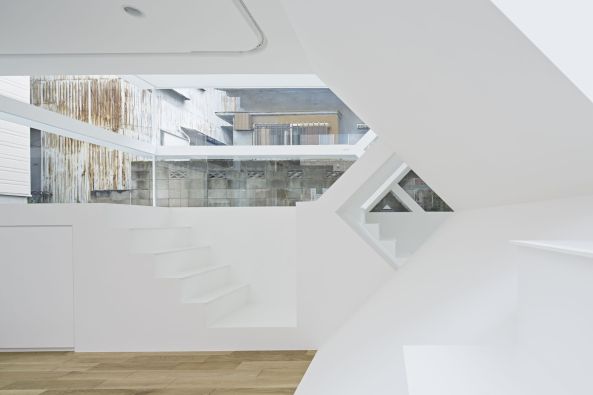 S-House, Haus, Wohnahus, house, Japan, Saitama, Transparenz, Glas, Fassade, Glasfassade, Wei, berkreuzung, Treppe, Tokio