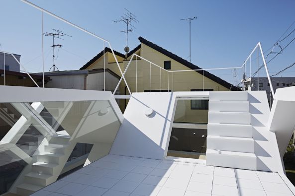 S-House, Haus, Wohnahus, house, Japan, Saitama, Transparenz, Glas, Fassade, Glasfassade, Wei, berkreuzung, Treppe, Tokio