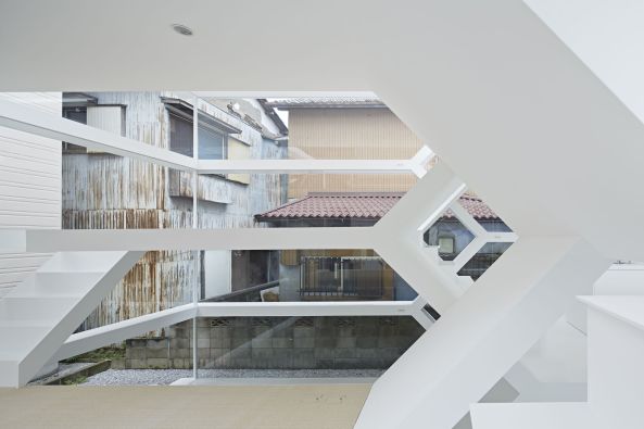 S-House, Haus, Wohnahus, house, Japan, Saitama, Transparenz, Glas, Fassade, Glasfassade, Wei�, �berkreuzung, Treppe, Tokio