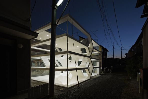 S-House, Haus, Wohnahus, house, Japan, Saitama, Transparenz, Glas, Fassade, Glasfassade, Wei, berkreuzung, Treppe, Tokio