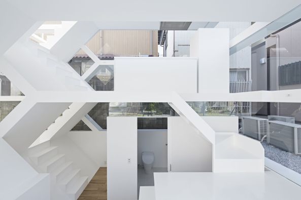 S-House, Haus, Wohnahus, house, Japan, Saitama, Transparenz, Glas, Fassade, Glasfassade, Wei, berkreuzung, Treppe, Tokio