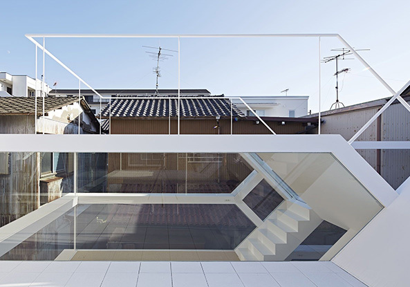 S-House, Haus, Wohnahus, house, Japan, Saitama, Transparenz, Glas, Fassade, Glasfassade, Wei, berkreuzung, Treppe, Tokio
