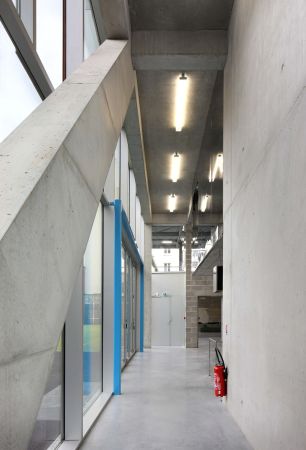 Paris, Frankreich, Bruther, Cultural and Sports Center Saint-Blaise, Sport, Kultur, Stadtrand, Grand Projet de Renouvellement Urbain, project of urban renewal, Stadterneuerung, Dichte, Beton, Fassade, Holz, Transparenz, Glas, Blech, Blechverkleidung