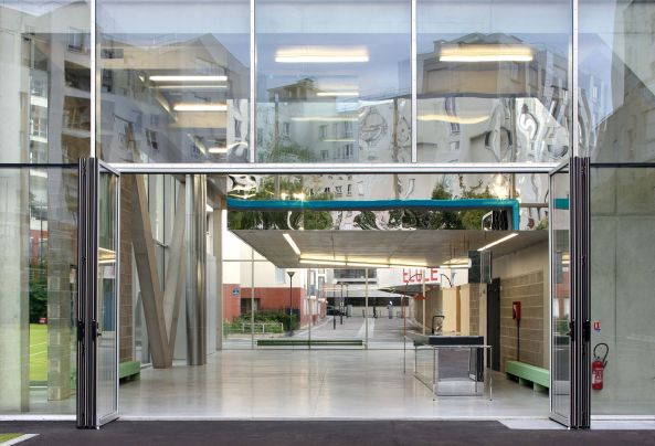 PParis, Frankreich, Bruther, Cultural and Sports Center Saint-Blaise, Sport, Kultur, Stadtrand, Grand Projet de Renouvellement Urbain, project of urban renewal, Stadterneuerung, Dichte, Beton, Fassade, Holz, Transparenz, Glas, Blech, Blechverkleidung