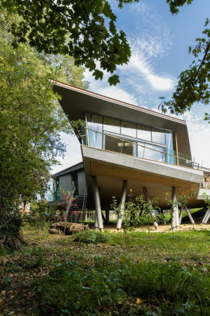 Maggies Centre, Wilkinson Eyre Architects, Charles Jencks, Maggie Keswick Jencks Cancer Caring Trust, OMA, Foster, Carmody Groarke, Krebszentrum, Krebshilfezentrum, Patientenzentrum, Angehrigenzentrum, Krebserkrankung, Baumhaus, schwebend, Sttzen, Oxford, Churchill Hospital