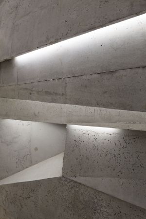 Konzerthaus Blaibach, Blaibach, Peter Haimerl, Monolith, unterirdischer Bau, Beton, Ortbeton, Akustik, Zuschauerraum, Stahl, Bhne, Konzertsaal, LED, concrete, steel, concert hall, stage