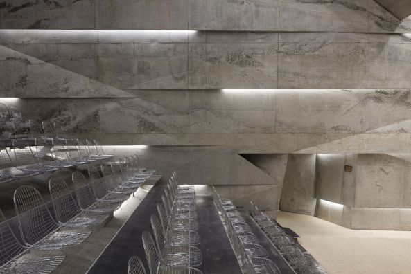 Konzerthaus Blaibach, Blaibach, Peter Haimerl, Monolith, unterirdischer Bau, Beton, Ortbeton, Akustik, Zuschauerraum, Stahl, Bhne, Konzertsaal, LED, concrete, steel, concert hall, stage