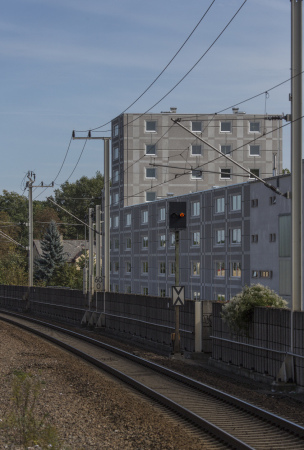 Authentizitt und Ornament; Schottenrock; Studentenwohnheim; Studentisches Wohnen am Silbermanpark; Augsburg; Hild und K; Architekten; Architektur; Wohnungsbau; Bahngleich; Lrmschutz; Betonfertigteile; Schottenkaros; Tartanmuster; Andreas Hild; Dionys Ottle; Matthias Haber; Lrmschutzriegel;