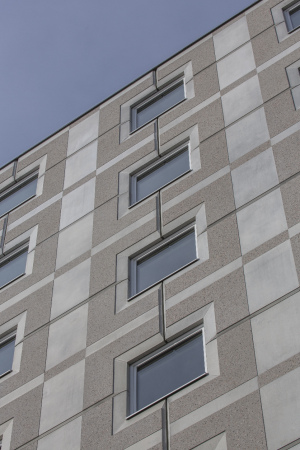 Authentizitt und Ornament; Schottenrock; Studentenwohnheim; Studentisches Wohnen am Silbermanpark; Augsburg; Hild und K; Architekten; Architektur; Wohnungsbau; Bahngleich; Lrmschutz; Betonfertigteile; Schottenkaros; Tartanmuster; Andreas Hild; Dionys Ottle; Matthias Haber; Lrmschutzriegel;